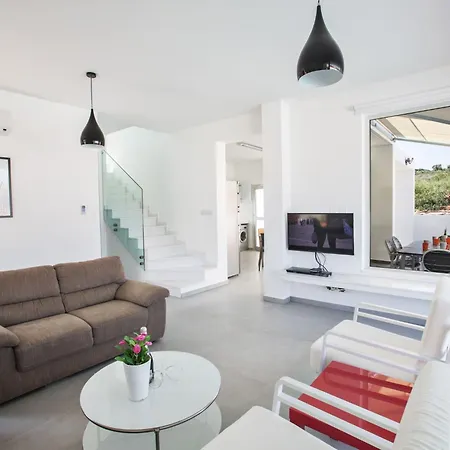 Wunderschoene- Geraeumige Ferienvilla Mit Bbq By Interhome Protaras