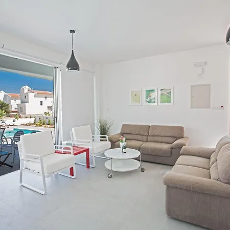 Wunderschoene- Geraeumige Ferienvilla Mit Bbq By Interhome