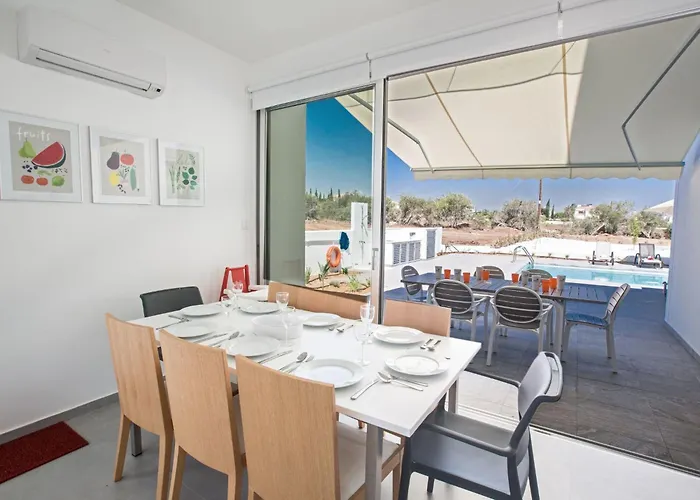 Wunderschoene- Geraeumige Ferienvilla Mit Bbq By Interhome Nyaraló *