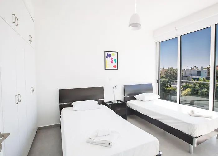 Wunderschoene- Geraeumige Ferienvilla Mit Bbq By Interhome