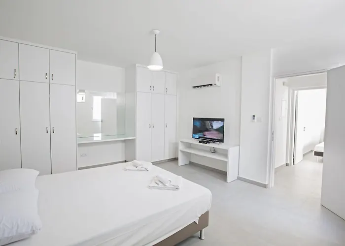 Wunderschoene- Geraeumige Ferienvilla Mit Bbq By Interhome