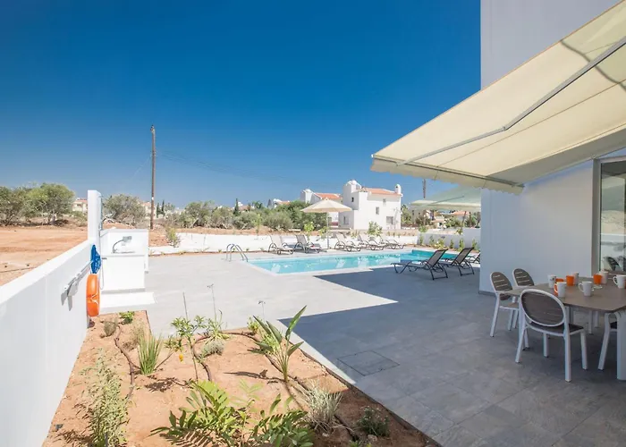 Semesterbostad Wunderschoene- Geraeumige Ferienvilla Mit Bbq By Interhome Protaras